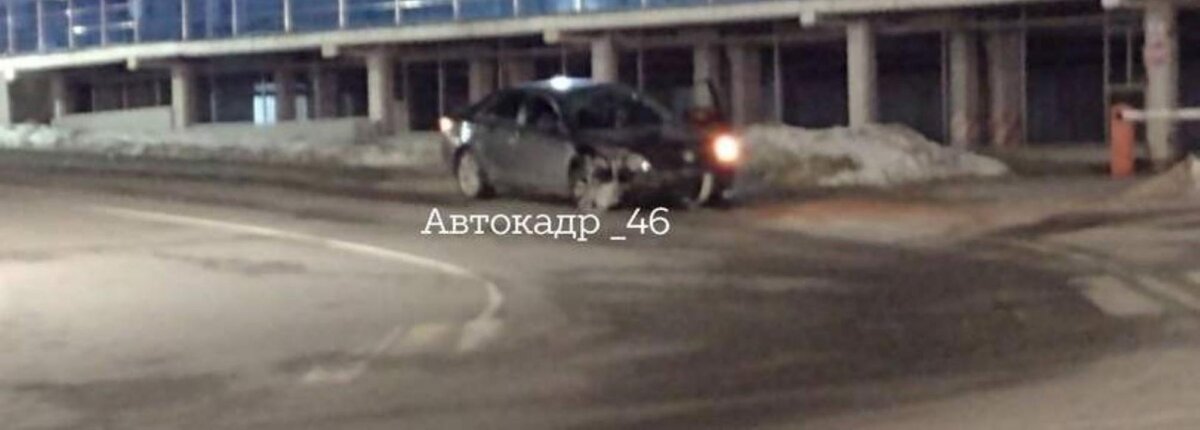    В Курске "Тойота Камри" врезалась в забор