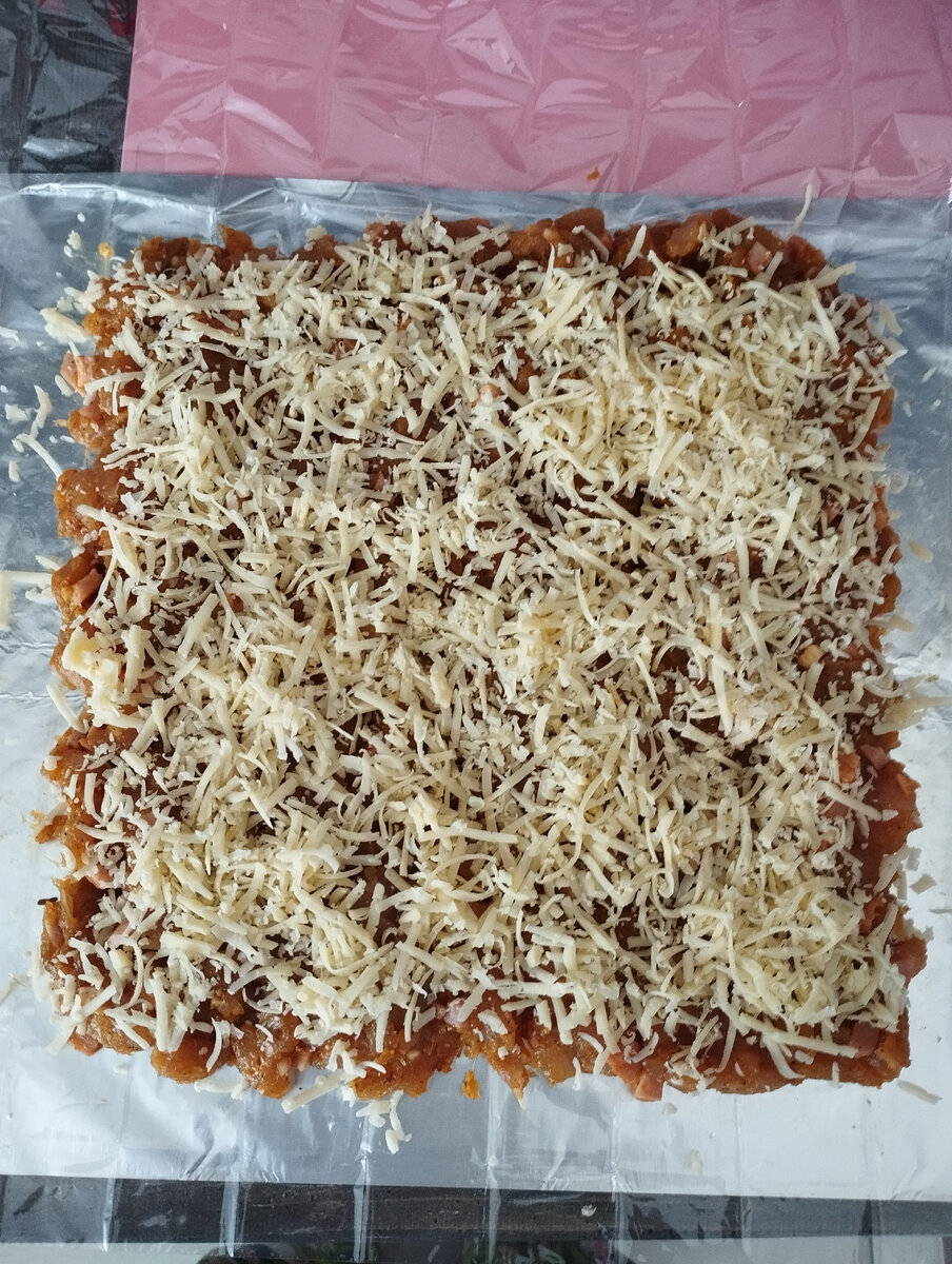 Сверху посыпала сыром