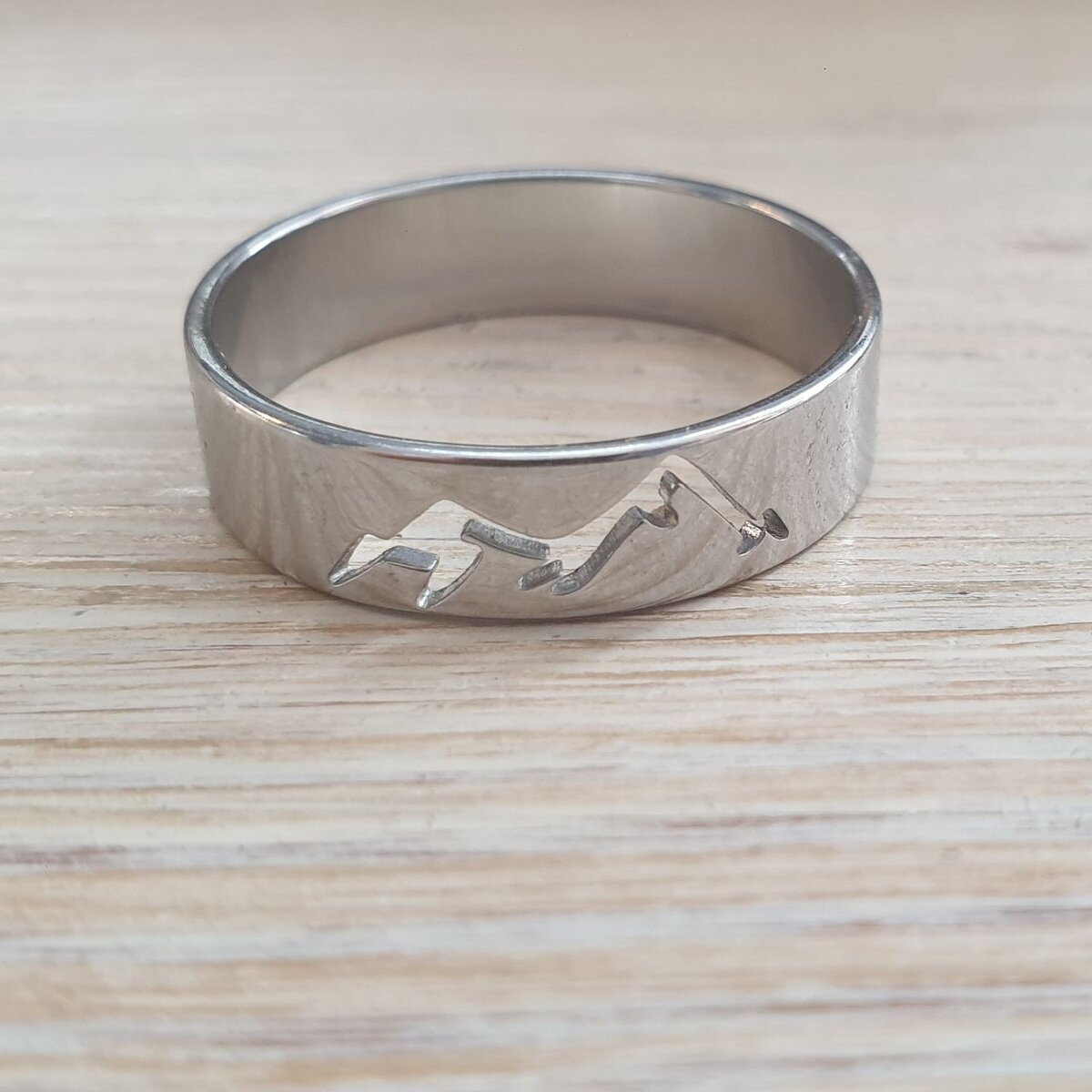 Как пошутила моя новая знакомая: "Тебе замуж не надо, ты уже за гору замуж вышла"