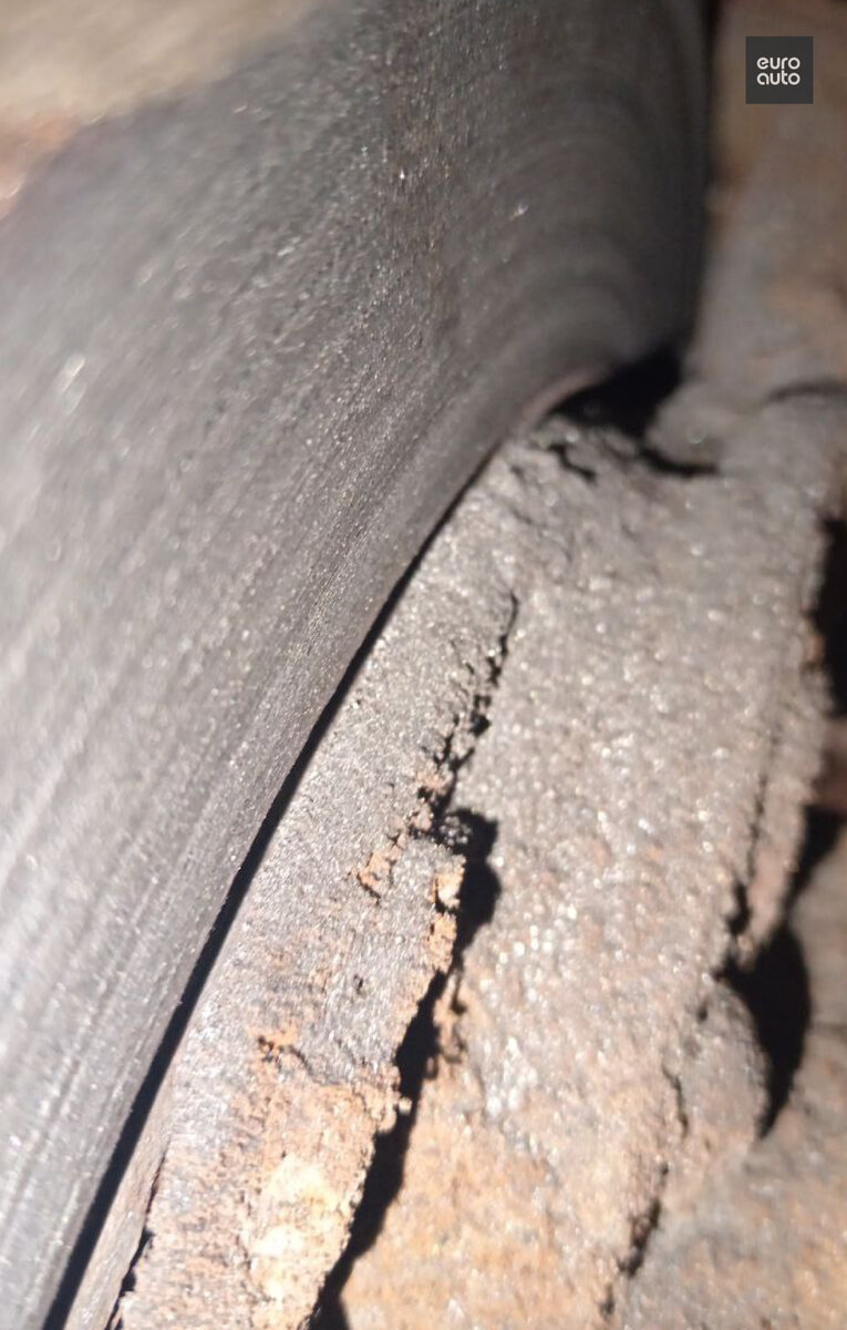 Не так давно на ЕвроАвто в Лигово приехала женщина для замены колодок. Все дальнейшие предложения пресекла на корню: “Диски если что менять не буду!". Ваше право, но наше право — предупредить и показать реальную картину. А она такова: 