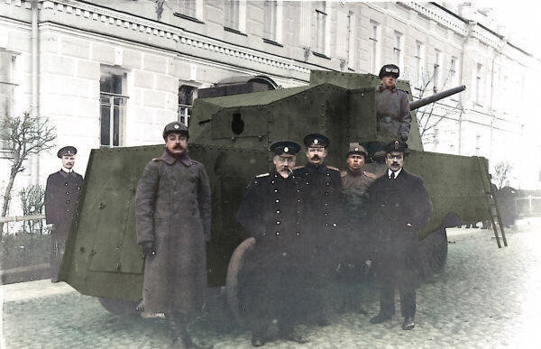 Группа офицеров и инженеров на фоне законченного постройкой бронеавтомобиля Маннесман-Мулаг  