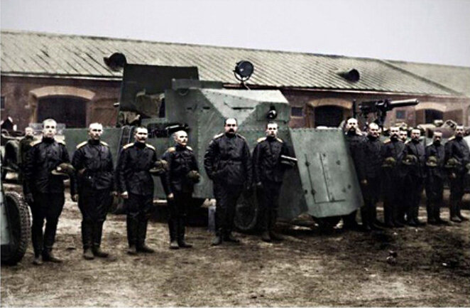 19 октября 1914 года. Напутственный молебен на Семеновском плацу перед отправлением на фронт. В центре пушечный Маннесман-Мулаг, рядом видна 37-мм автоматическая пушка Максима-Норденфельда, установленная на одном из грузовиков