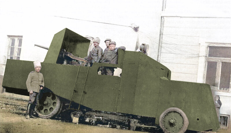 Члены экипажа позируют на фоне своей боевой машины