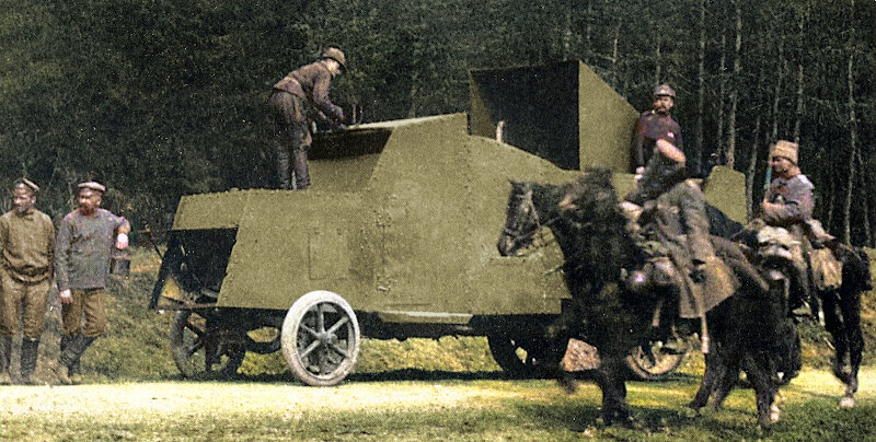  В 1915 году в состав 1-й автопулеметной роты были введены ещё два бронеавтомобиля, изготовленных Ижорским заводом на 3,5-тонных шасси Mannesmann-Mulag L57b с 42-сильным двигателем. Как можно заметить форма бронекорпуса изменилась и стала похожа на броневики на базе Паккарда. Их вооружение состояло из 37-мм автоматической пушки «Максим-Норенфельт» и одного пулемета Максима. На снимке один таких броневиков готовиться к выезду на боевое задание 