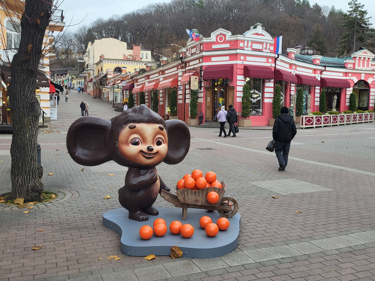 Фото автора. Несколько месяцев назад в Кисловодске появилось более десятка скульптурных Чебурашек. Уже наверное почти все знают, что здесь было снято множество сцен из фильма
