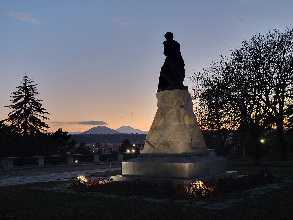 Фото автора. Пятигорские закаты. Первый памятник Лермонтову в России и вид на высочайшую гору России