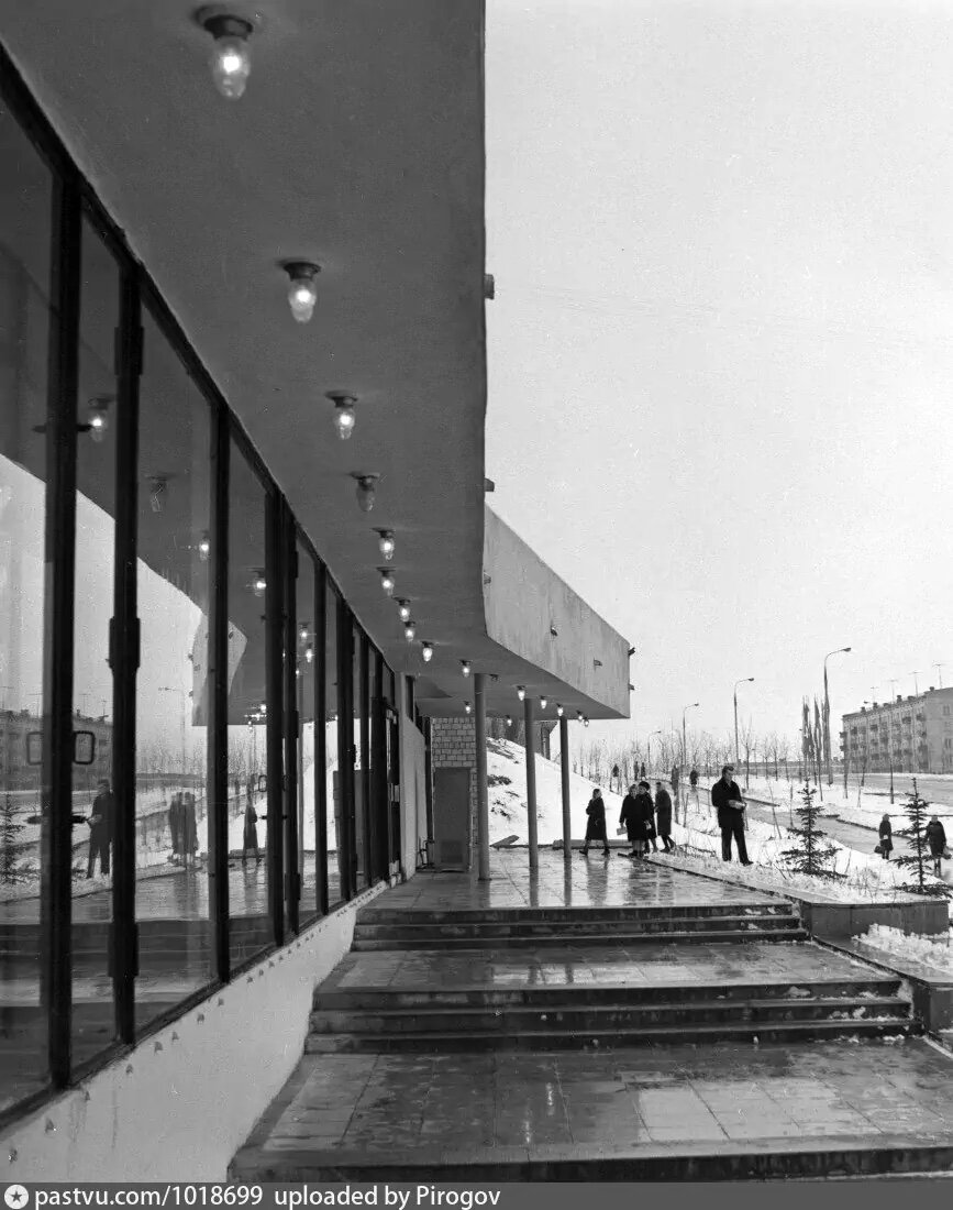 Более качественный снимок фасада магазина в 1966 году. Вид в сторону МКАД. Фото И. Денисенко, с сайта www.pastvu.com.