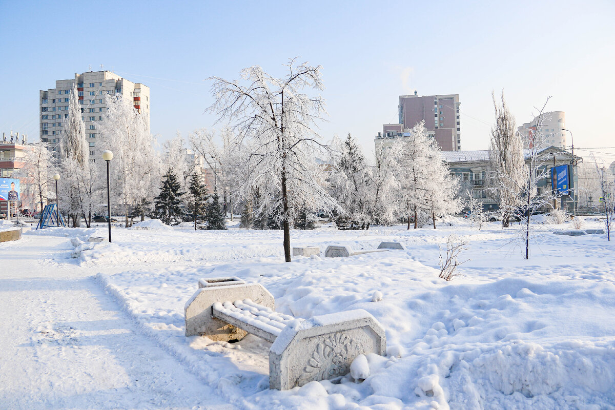 окутанная белым