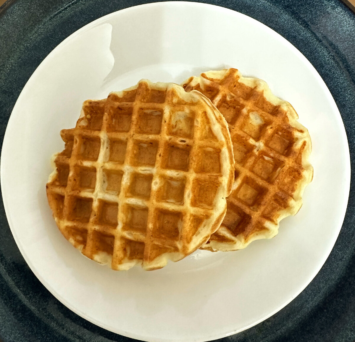 Скромницы мои. Творожные или еще бывают творожно-банановые. Сын любит так завтракать.