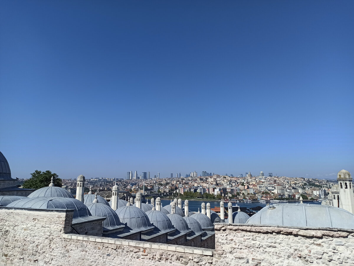 С территории мечети Сулеймание открываются шикарные виды на город. Вход бесплатный