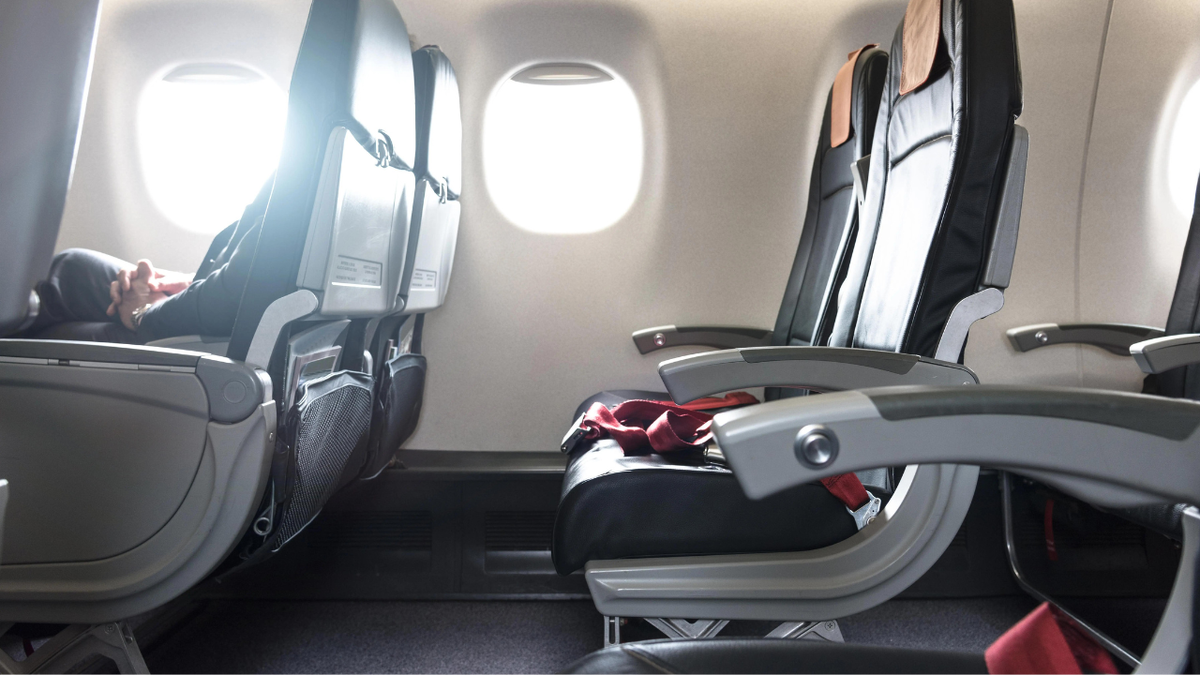 Секреты подлокотников кресел в самолете