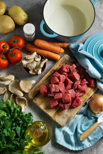 https://img.freepik.com/free-photo/top-view-raw-beef-vegetables-arrangement_23-2149388116.jpg?t=st=1709021660~exp=1709025260~hmac=c9698288cd61a7b09db3a6ee28338d48c6a357c15aa701c23d5619d66b75c351&w=360
