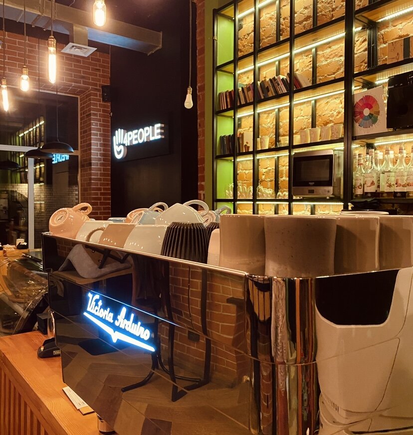 Приезжие ребята не раз говорили, что заходя 4people, им казалось, что они очутились ближе к дому.