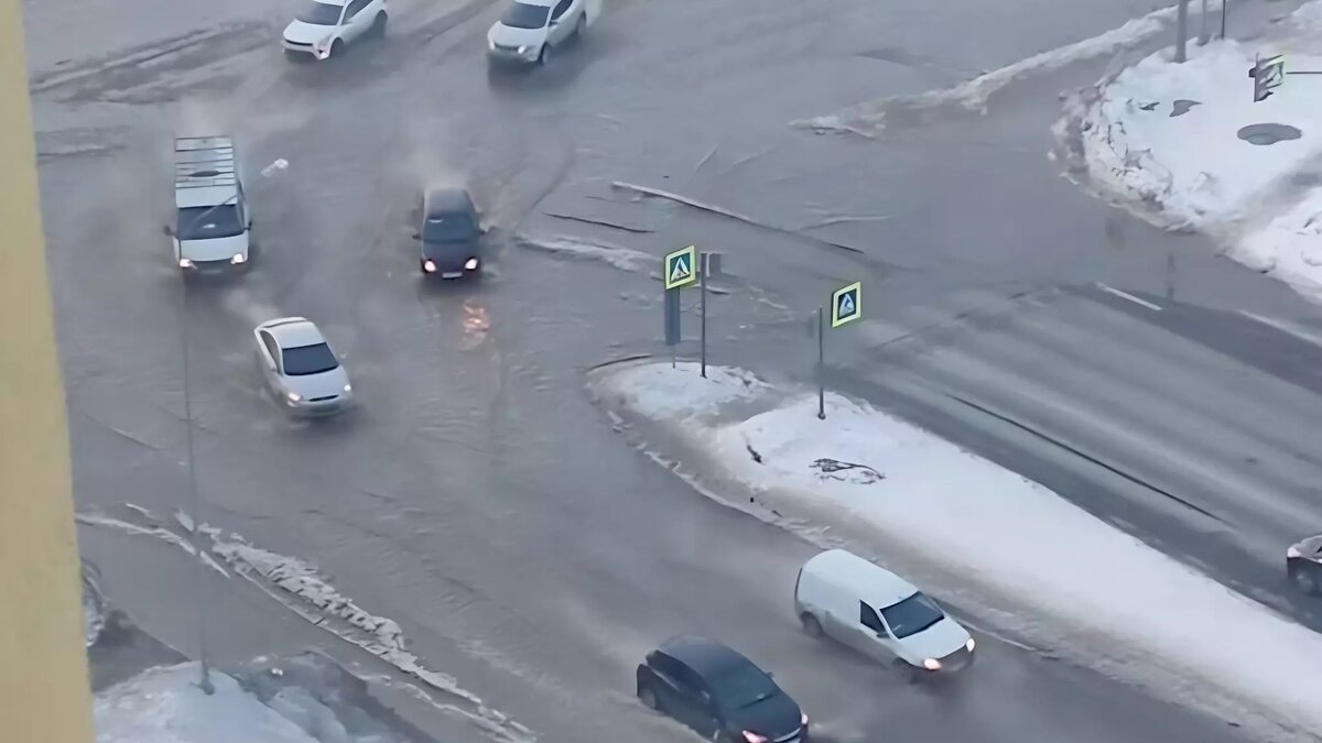     Утром 27 февраля в Челябинске затопило пересечение Университетской набережной и улицы Чичерина. Это две крупные артерии города-миллионника. Из-за затопления дорога больше напоминает реку, которую бороздят автомобили. Пешеходов же переправляют на другую сторону улицы в ковше трактора.