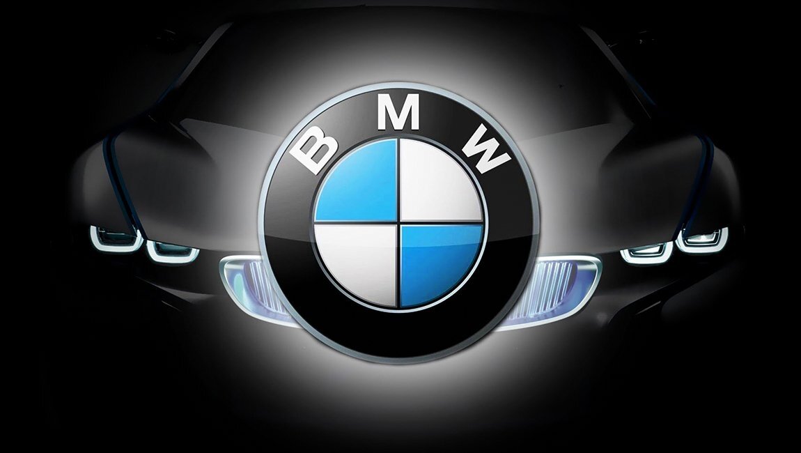 Логотип BMW представляет собой изображение трех лучей, символизирующих вращение двигателя. Он отражает движение и мощность автомобилей BMW.BMW особенно известна своими спортивными автомобилями и моделями премиум-класса. Они включают в себя спортивные автомобили серии M и седаны и кроссоверы серий 7, 5 и 3. BMW и его бренд M получили признание благодаря высокой скорости и маневренности, качественным материалам и передовым технологиям.
