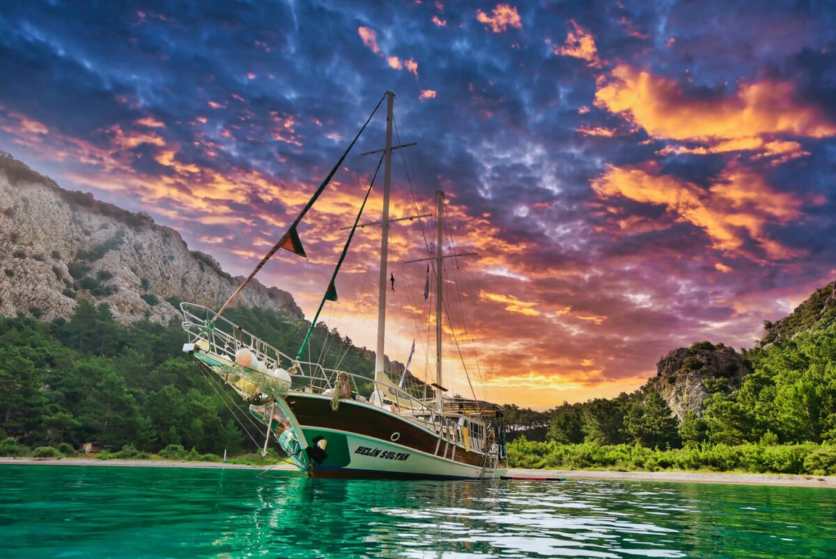 Яхта на 8 кают.