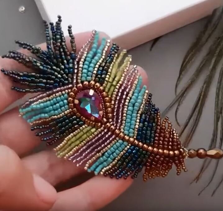    Брошь Перо   
Источник: Скриншот из видео