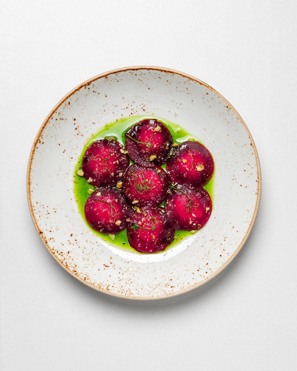 Кроме того, печеная свекла имеет положительное воздействие на работу пищеварительной системы. Благодаря естественным пищевым волокнам, содержащимся в свекле, она способствует нормализации кишечного тракта и улучшению перистальтики. В результате, улучшается пищеварение и происходит более эффективное усвоение питательных веществ.

Кулинарные возможности печеной свеклы не ограничиваются только ее применением в качестве самостоятельного блюда. Она также прекрасно сочетается с другими овощами, зеленью и сырами, что делает ее универсальным ингредиентом для различных салатов и гарниров. Сочная и ароматная свекла с легкостью преображает любое блюдо, придавая ему яркость и интересный вкусовой акцент.