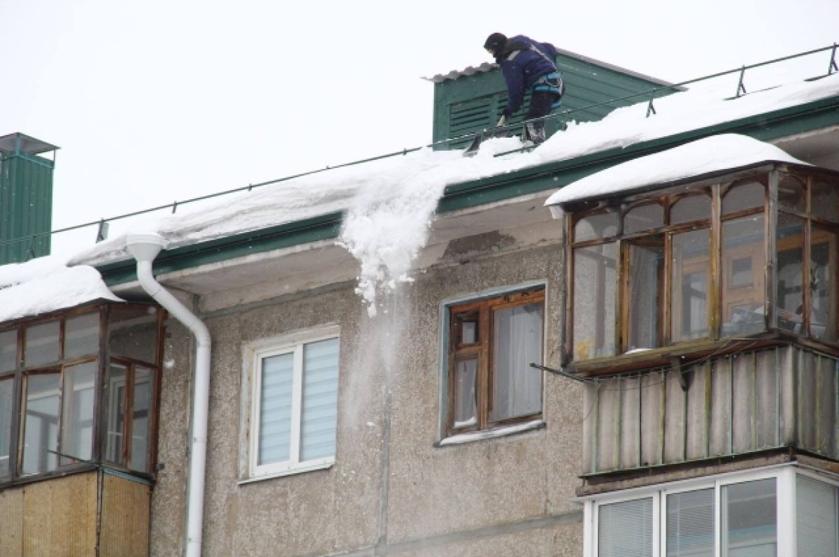    В мэрии Омска сообщили об ответственности за уборку крыш от снега