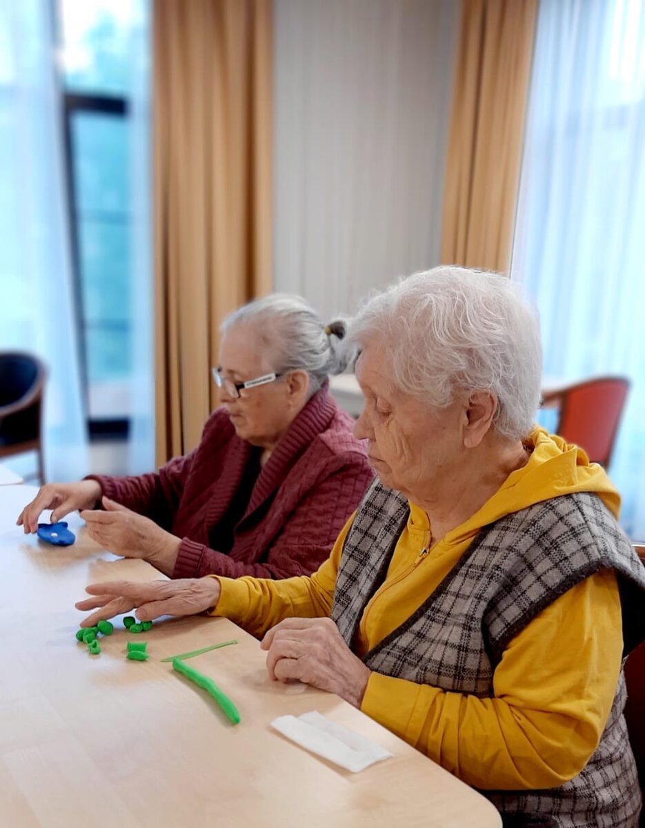 Подопечные гериатрического центра Сениор Групп «Малаховка» на творческих занятиях 