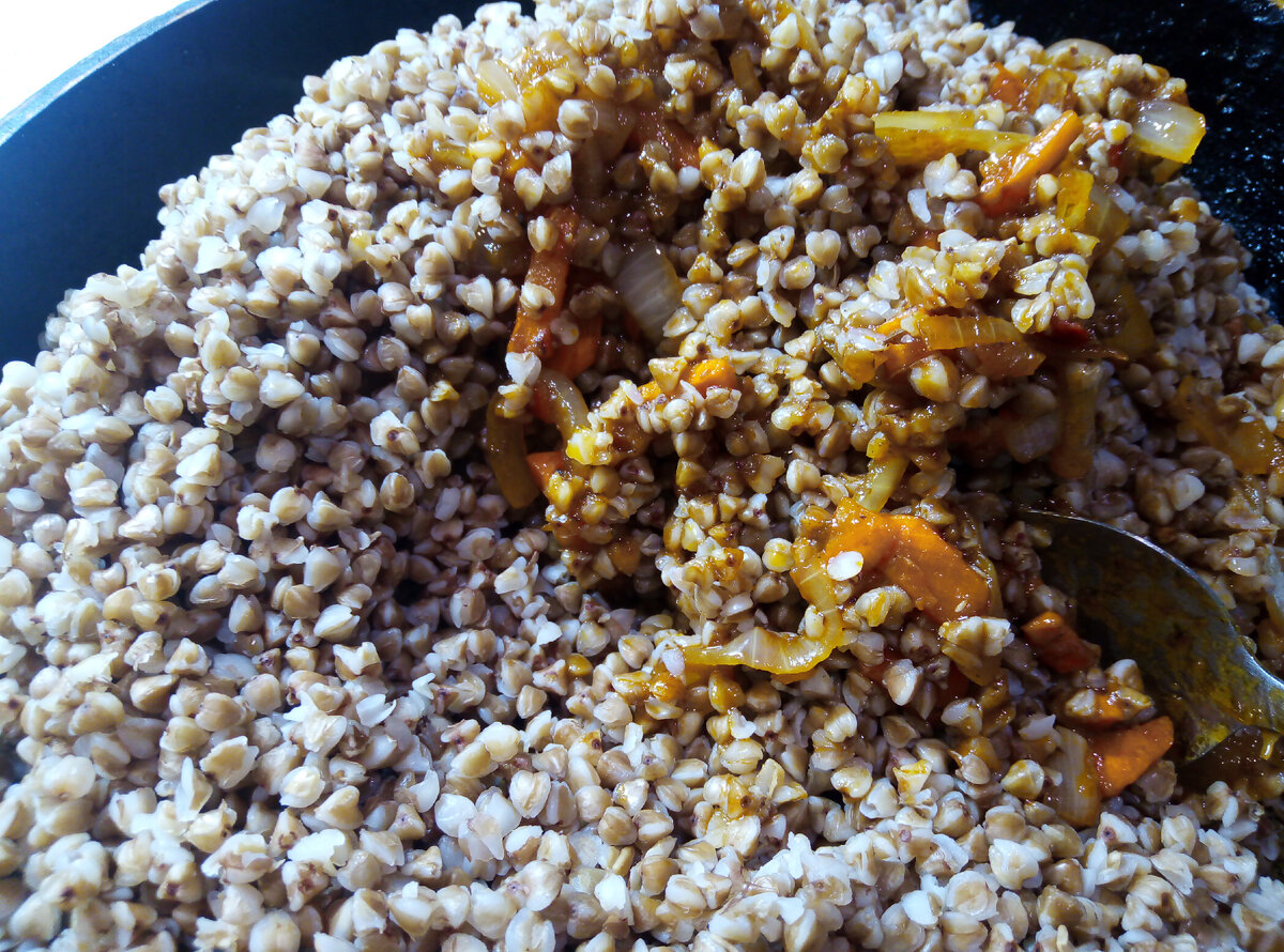 Гречка 1 порция грамм. Таблица круп для варки в мультиварке. Шпаргалка по крупам. 100 грамм отварной гречки. Крупы в сухом и вареном виде грамм.