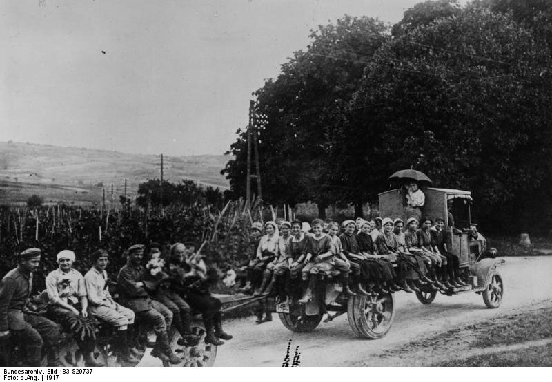 Немецкие женщины-рабочие в 1917 году.