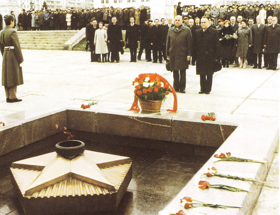 Фото №2 - Куйбышев. 1986, Вечный огонь на площади Славы