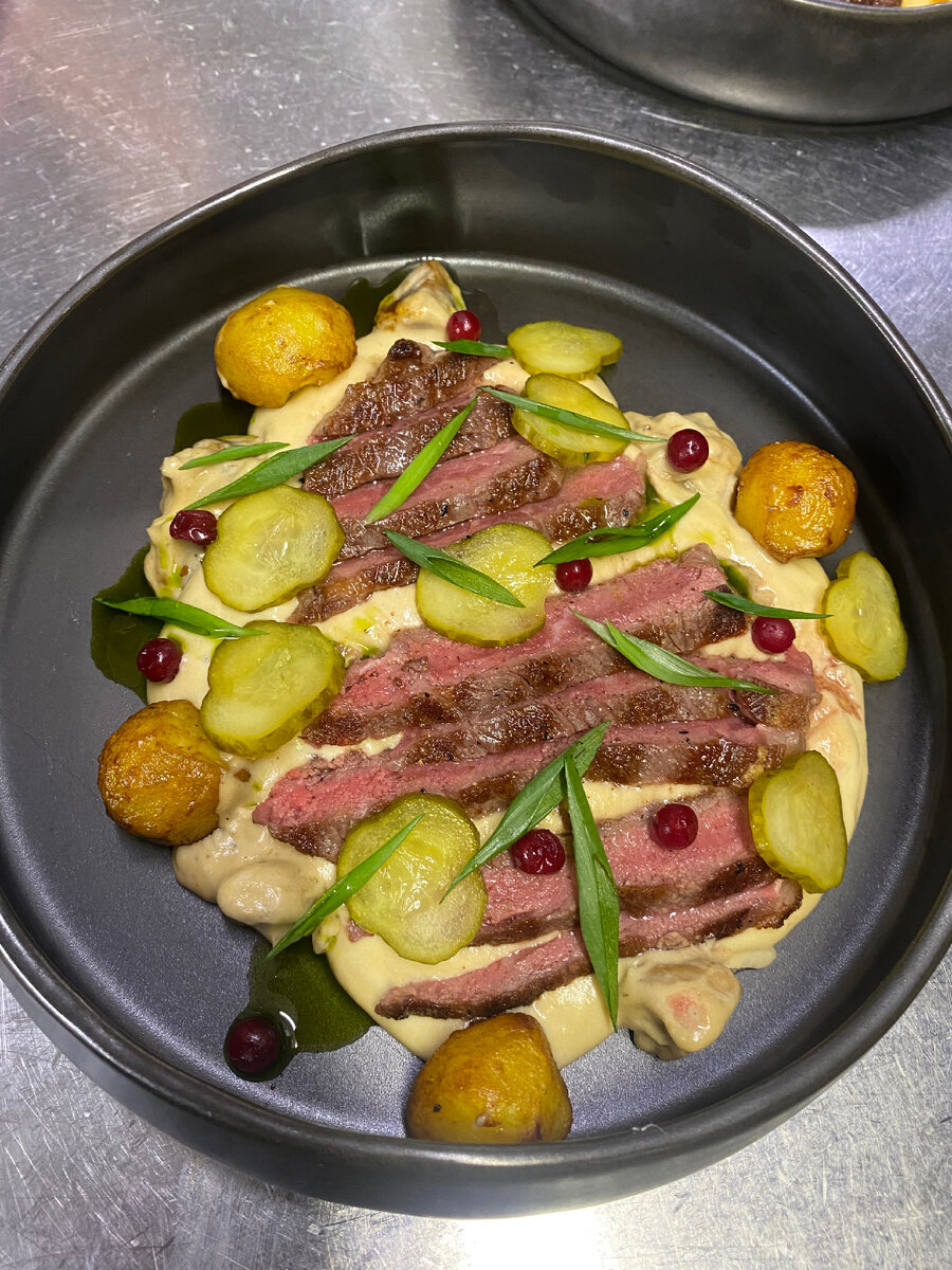 История картофеля начинается в Южной Америке, где этот корнеплод бывал единственным источником пищи для многих индейских племен. Картофель был выращен впервые около 8000 лет назад на территории современной Боливии и Перу. Индейцы научились выращивать картофель на высокогорных плоскогорьях, где другие сельскохозяйственные культуры не могли произрастать.

С приходом испанских завоевателей в Южную Америку в 16 веке картофель был привезен в Европу. Вначале он вызывал недоверие и был считан непригодным для употребления в пищу, но постепенно приобрел популярность. Благодаря своим высоким пищевым свойствам, картофель стал основным пищевым продуктом во многих странах Европы и способствовал росту населения.