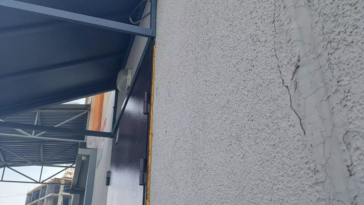     Дом №50 на улице Украинской в Нижнем Новгороде начал трястись, предположительно, из-за строительных работ поблизости. По зданию и асфальту уже пошли трещины. Но опасные вибрации не прекращаются. Подробнее о проблеме — в материале NewsNN.