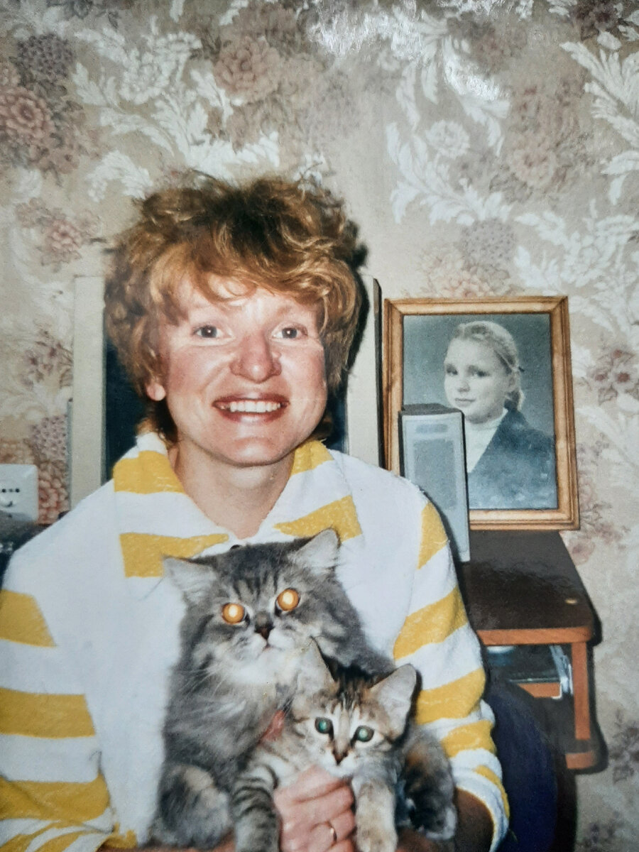 Это я и наша Матильда. А это Барс, тот самый котик, которого она нам привела после того, как на 10 дней пропала из дома.