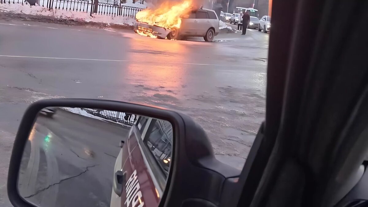     Правоохранительные органы помогли пассажирке добраться до их служебной машины и согреться.