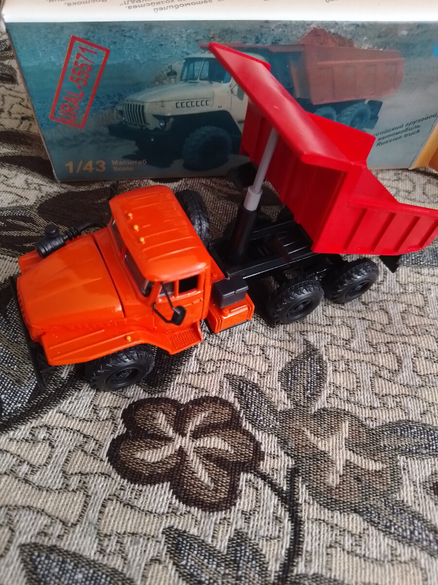 Кузов на модели поднимается достаточно высоко и надежно фиксируется в этом положении.