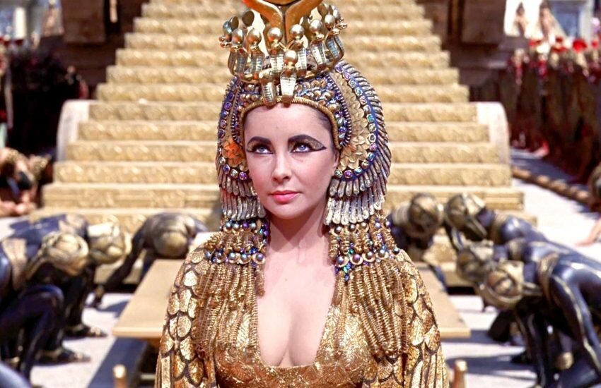 Элизабет Тейлор в роли Клеопатры. Х/ф «Клеопатра», 1963 год.