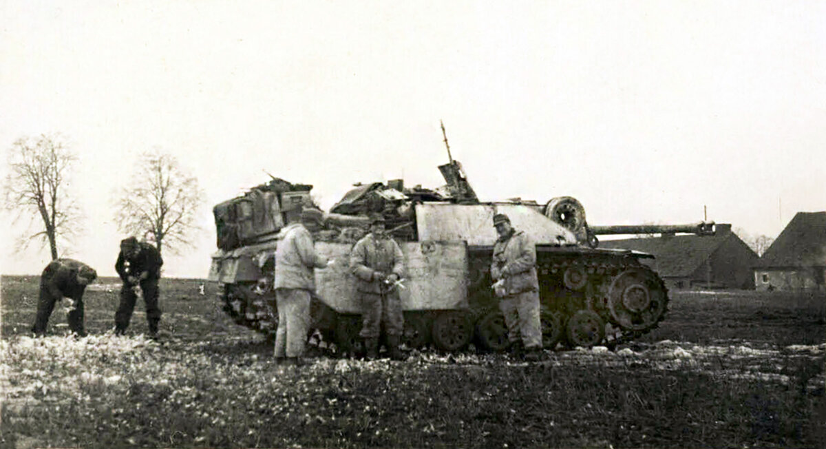 Типичный вид еще боеготового StuG III в Восточной Пруссии
