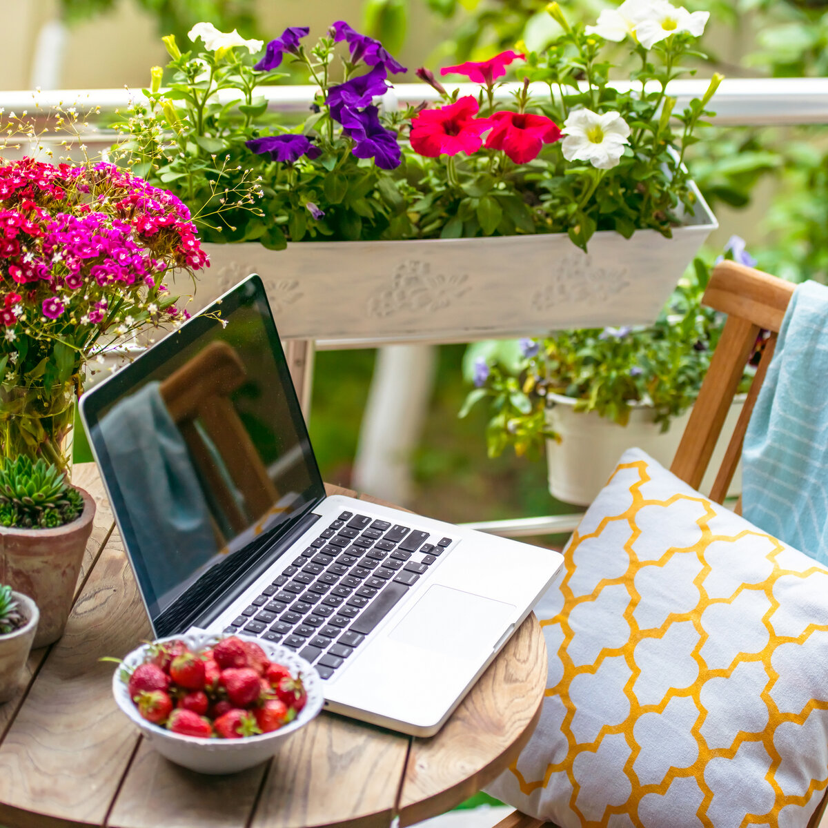    Дизайн балкона в стиле сада начинается с избавления от лишней мебели.Фото: Shutterstock.com