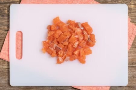  . В этом рецепте без сливок вместо более привычного лосося используется форель, которая вкусна, легка и недорога. 