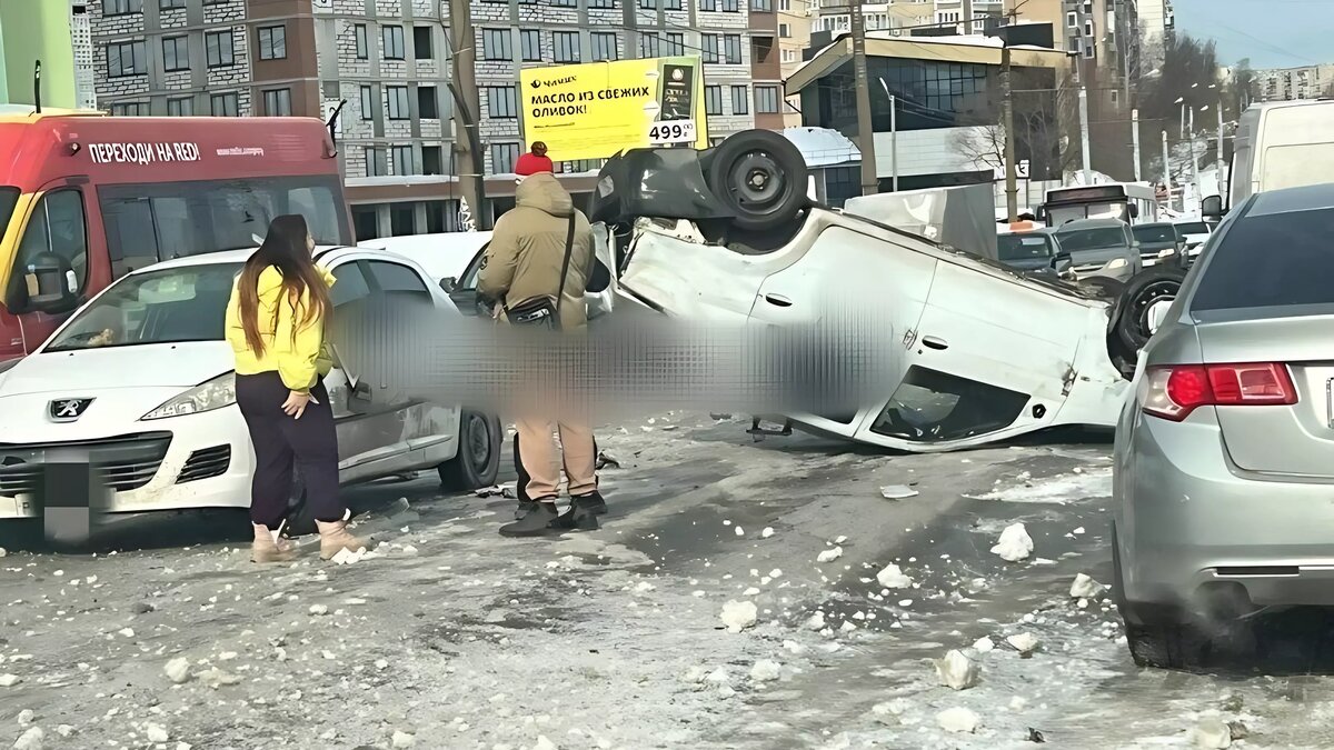     В Ижевске на проспекте Калашникова произошло ДТП с опрокидыванием автомобиля. Водитель наехал на препятствие — снежный бруствер.