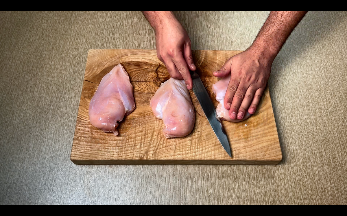 Для начала нам нужно взять три куриных филе, разрезать их вдоль и хорошо отбить молоточком, добавляем соль, перец и специи по вкусу (у меня это сушеный чеснок и смесь перцев).