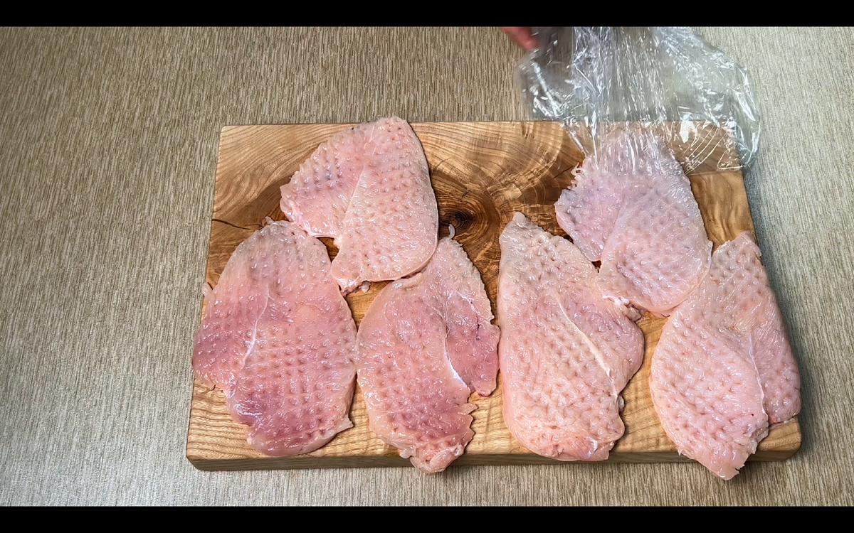 Для начала нам нужно взять три куриных филе, разрезать их вдоль и хорошо отбить молоточком, добавляем соль, перец и специи по вкусу (у меня это сушеный чеснок и смесь перцев).