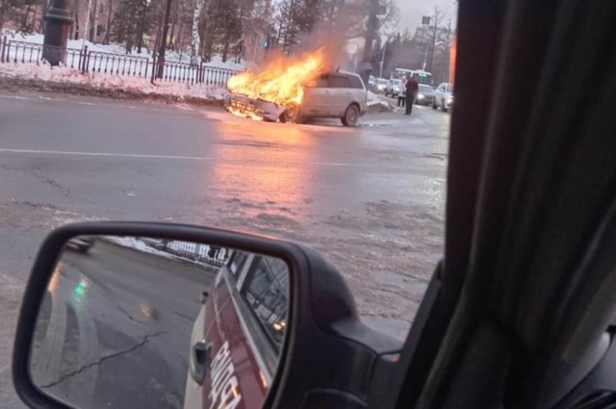    Росгвардейцы помогли омичам, у которых загорелся автомобиль