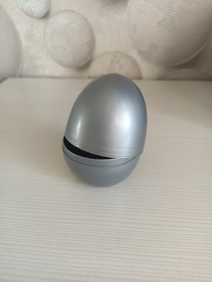 Контейнер в форме большого яйца