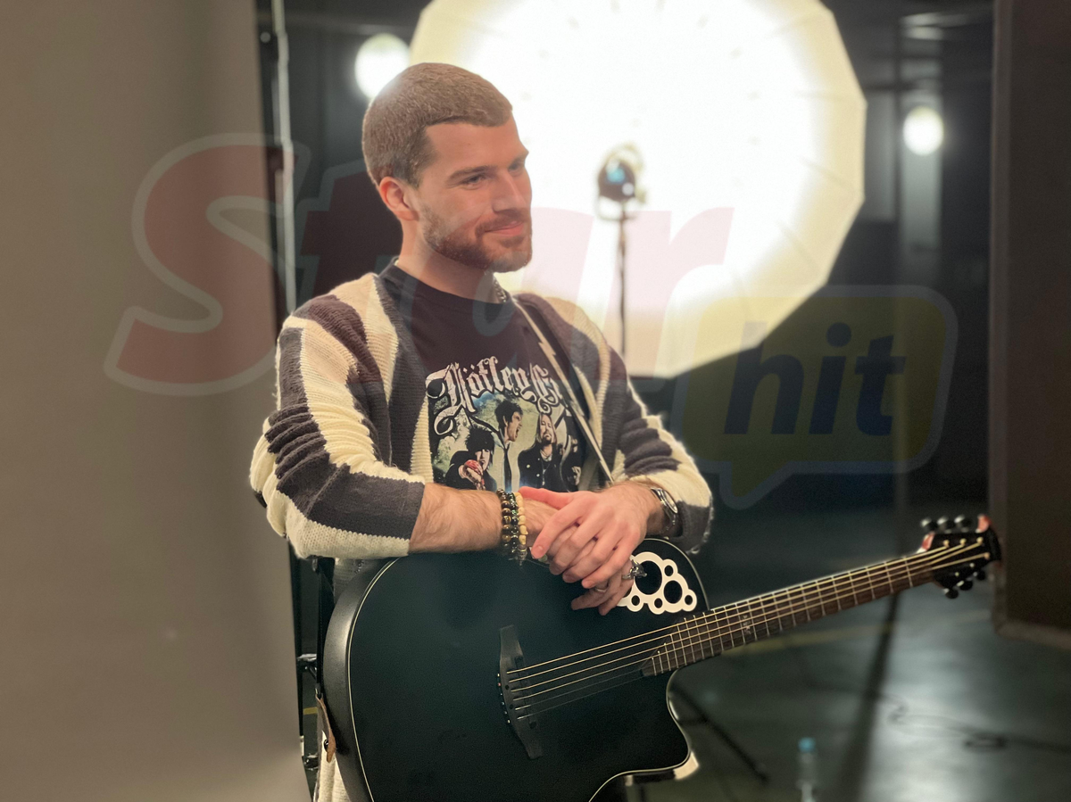 Лео исполнил на кастинге авторскую песню под гитару.