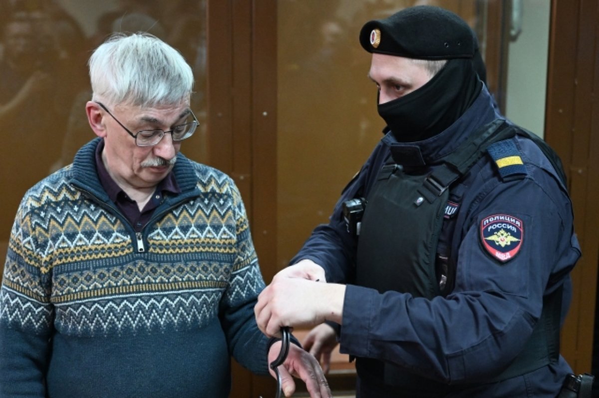    Правозащитник Орлов приговорен к 2,5 годам колонии за дискредитацию армии
