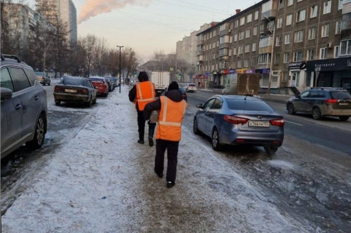    Красноярские дорожники обозначили сложности в борьбе со льдом на тротуарах