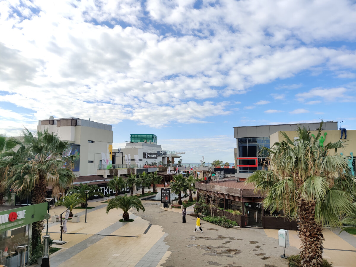 Площади и переходы украшены зеленью и фонтанами