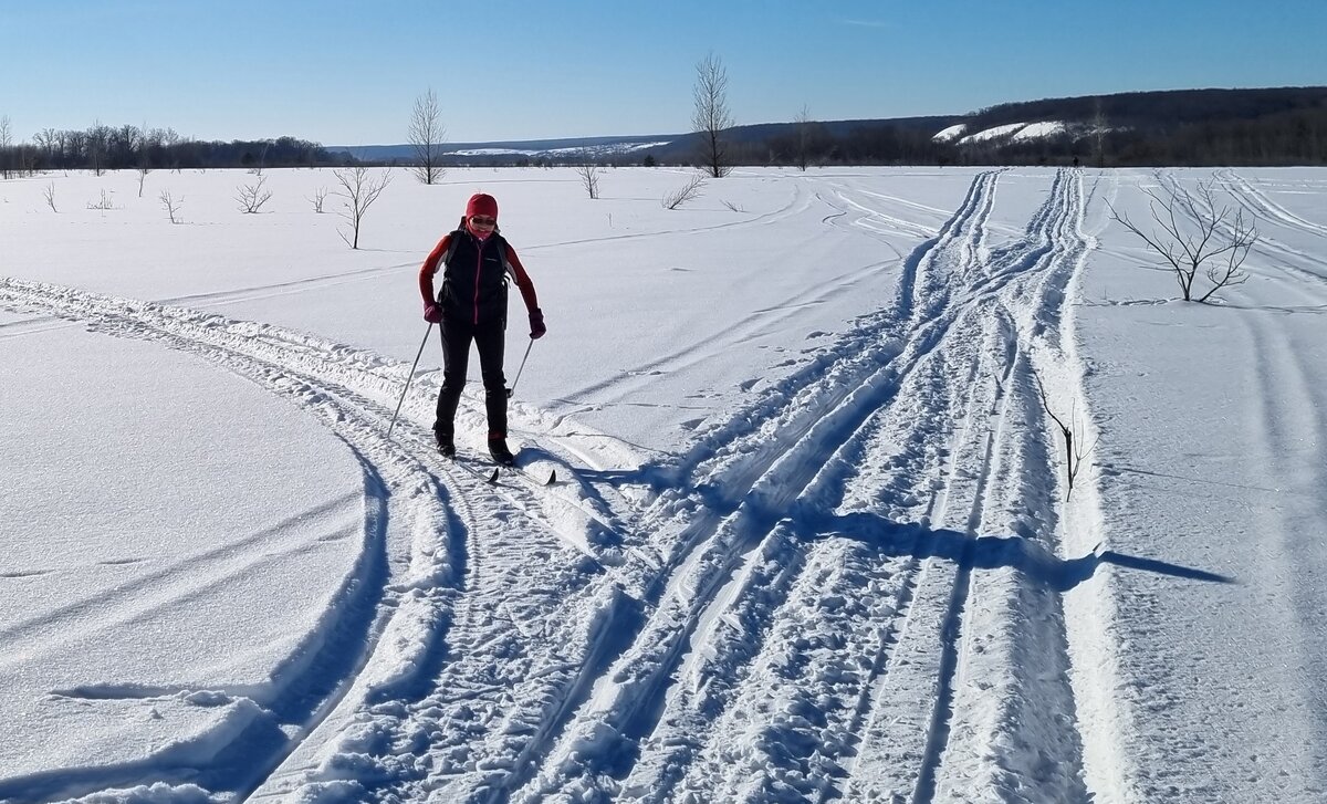 Здесь на мне одна термуха и тонкий лыжный жилет Nordski. 25.02.2024. Температура в районе -12С. Остальные вещи в рюкзаке за спиной. Он тоже греет 😉