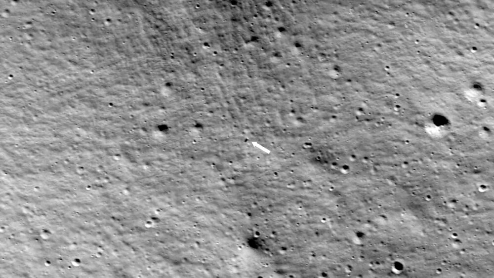     Фото: NASA/GSFC/Arizona State University На снимке с лунного разведывательного орбитального аппарата НАСА показано место посадки миссии Intuitive Machines IM-1, выделенное стрелкой в центре изображения. Посадочный модуль приземлился примерно в 1,5 километрах от запланированного места посадки