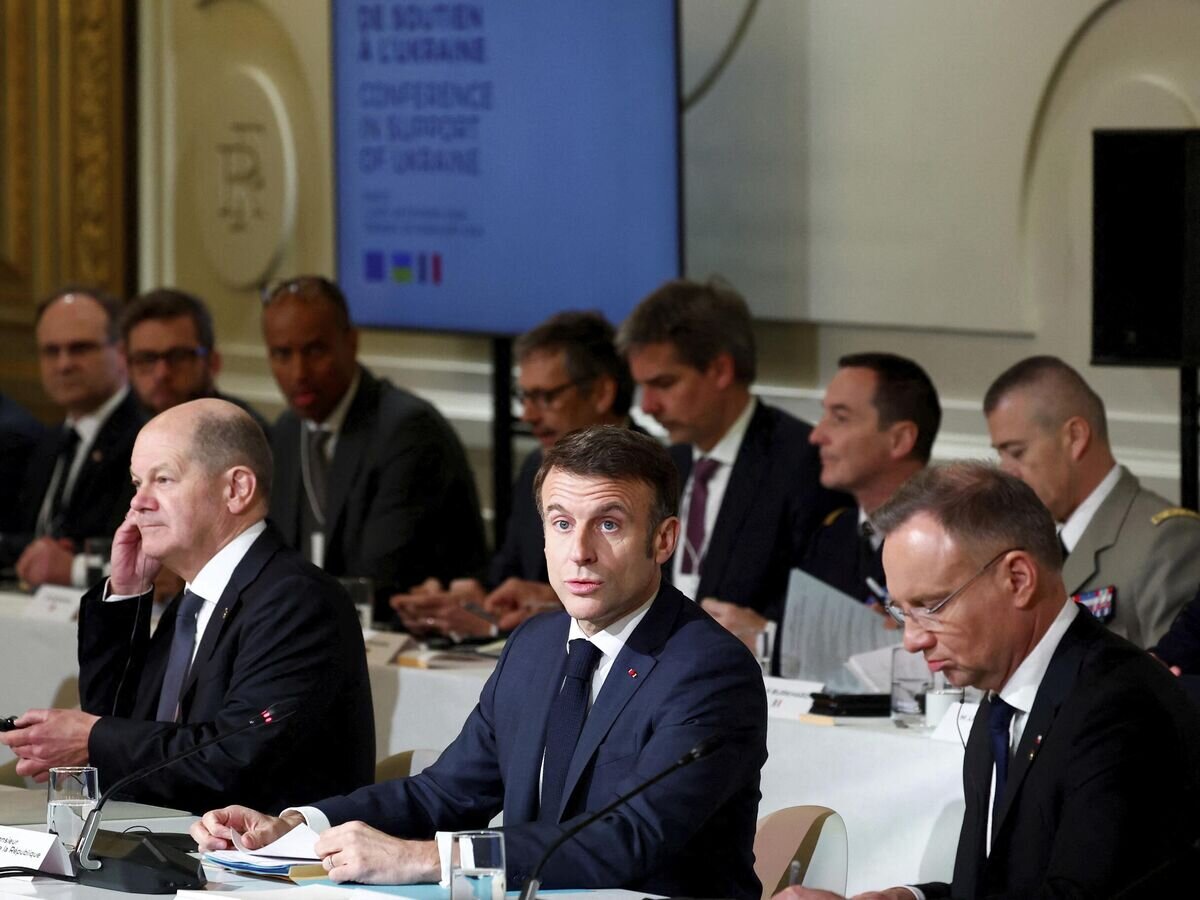    Президент Франции Эммануэль Макрон во время конференции в поддержку Украины в Париже© AP Photo / Gonzalo Fuentes