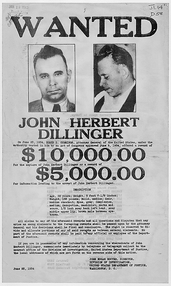 Джон Диллинджер родился в Индианаполисе, штат Индиана, в 1903 году и был младшим из двух детей.-2