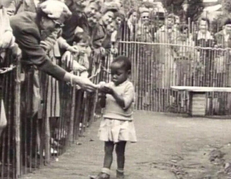 Африканская девочка в человеческом зоопарке в Брюсселе, 1958 год.